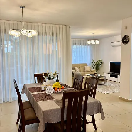 Danaos Luxury Sea View Townhouse With Pool Vakantiehuis *