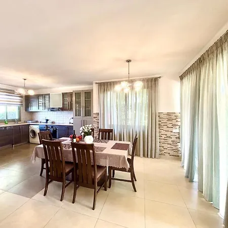 Beautiful House Near Venus *